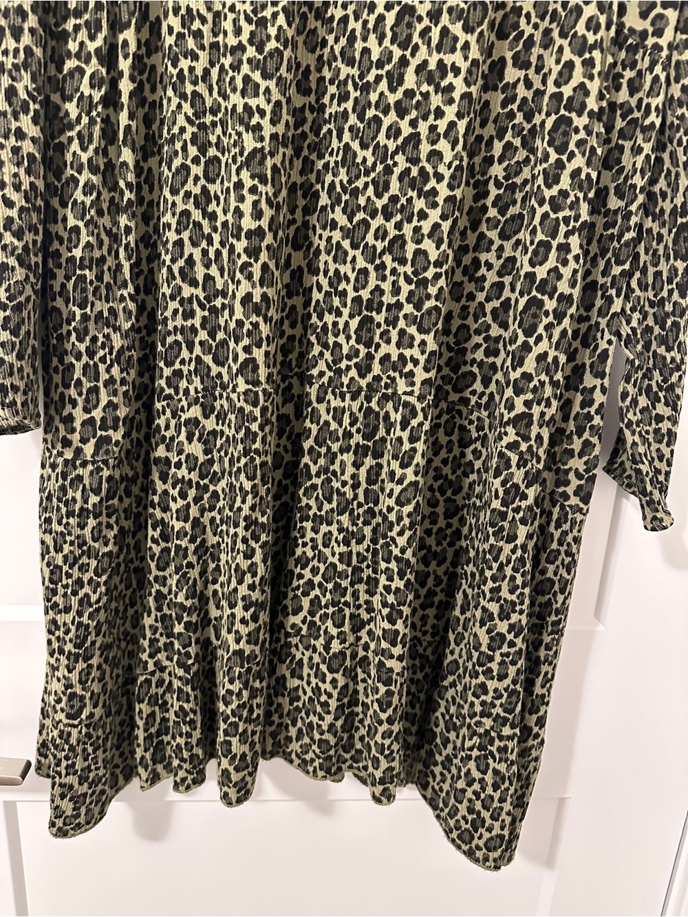 Pistache Green Leopard Print V-neck Flowy Dress Size Large Women’s - Picture 9 of 15